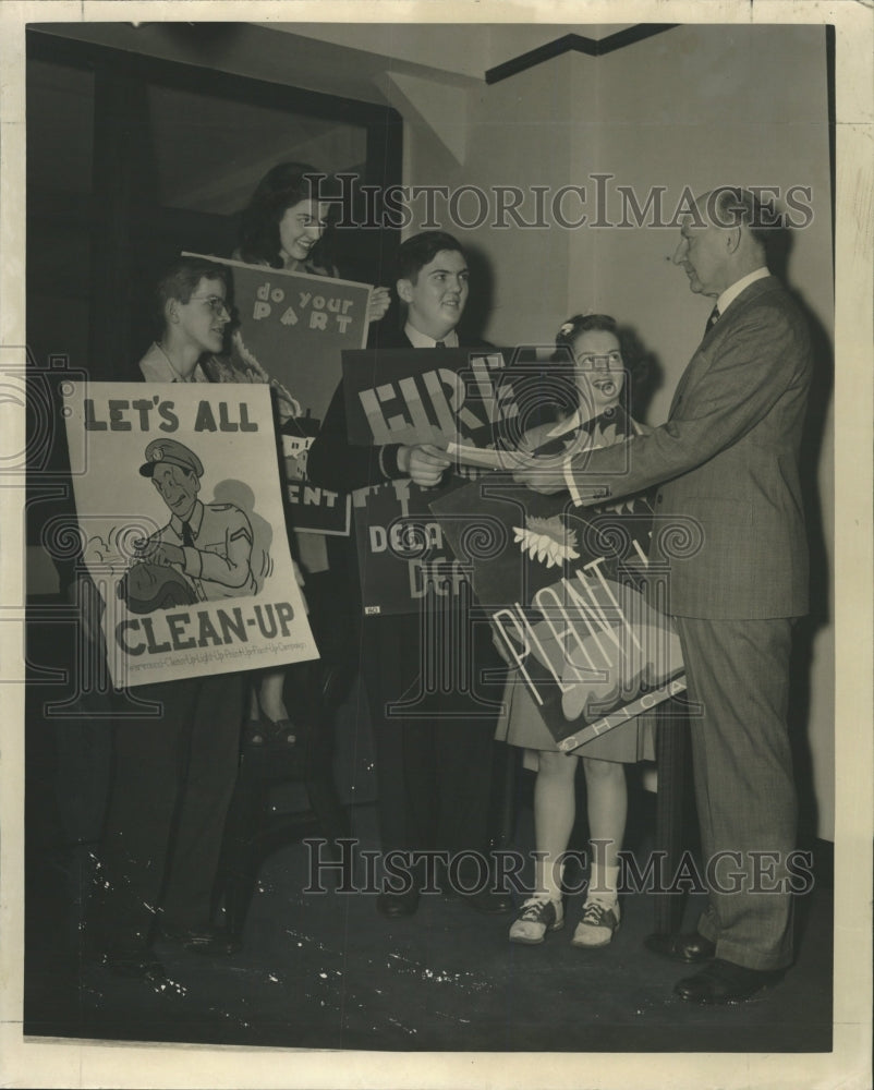 1942 Press Photo Chicago High School Poster Competition - RRW39637 - Historic Images