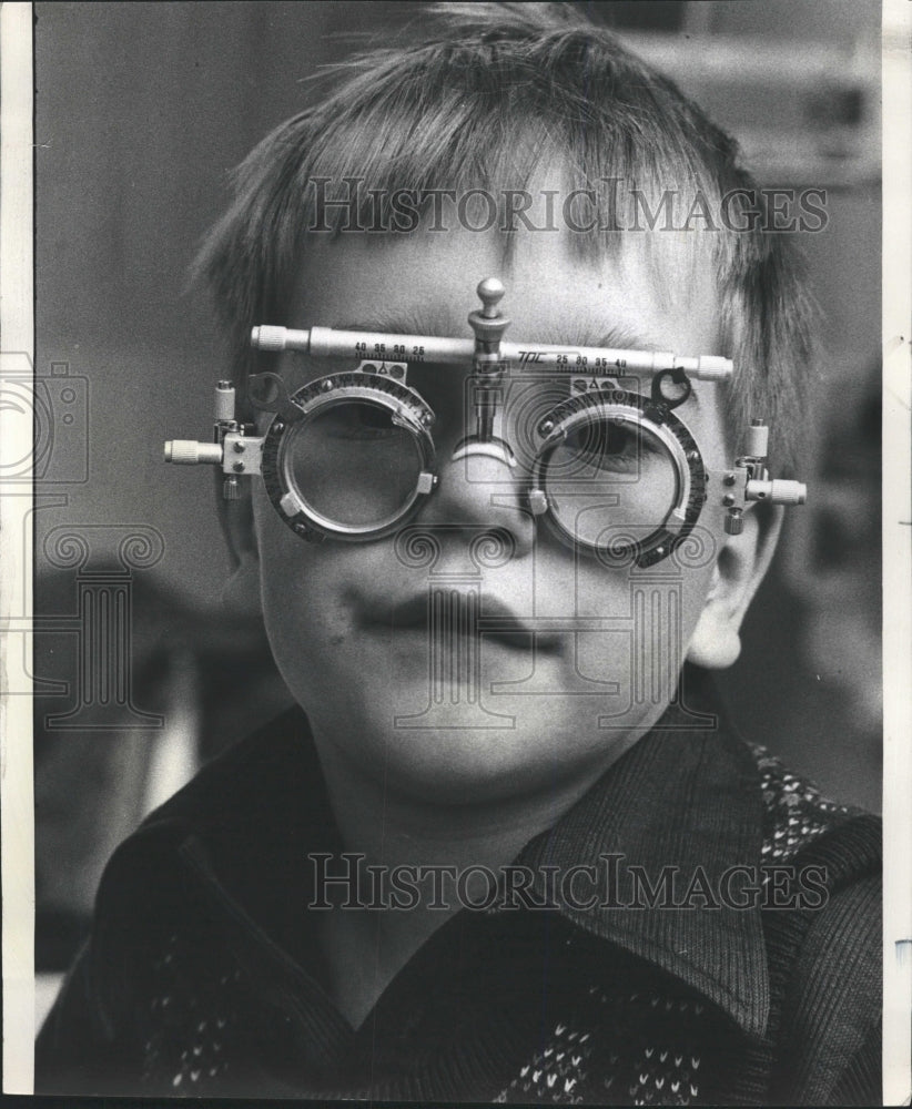 1975 Press Photo Eye Exam/Optometry/Eyeglasses - RRW39655 - Historic Images