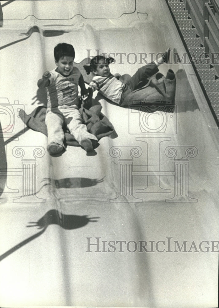 1982 Press Photo Los Vecinos - RRW39709 - Historic Images