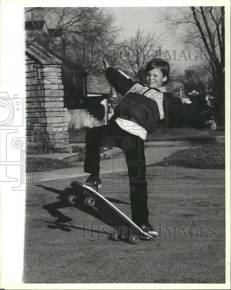 1987 Press Photo Kirk Liebov, 9, on skateboard. - RRW39789 - Historic Images