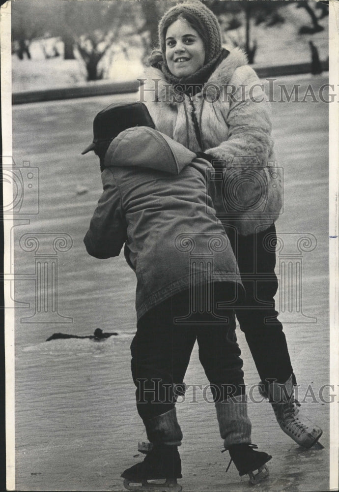 1968 Press Photo Brother Trys Out New Skate Sister Help - RRW39827 - Historic Images