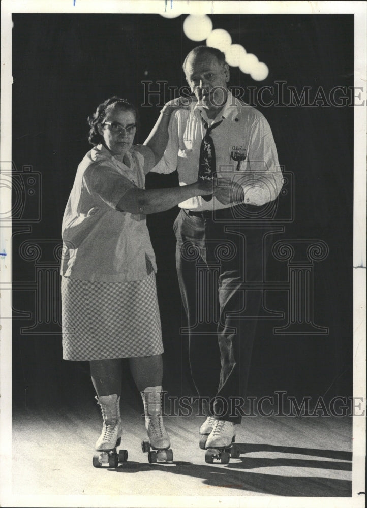 1975 Press Photo Skating - RRW39835 - Historic Images