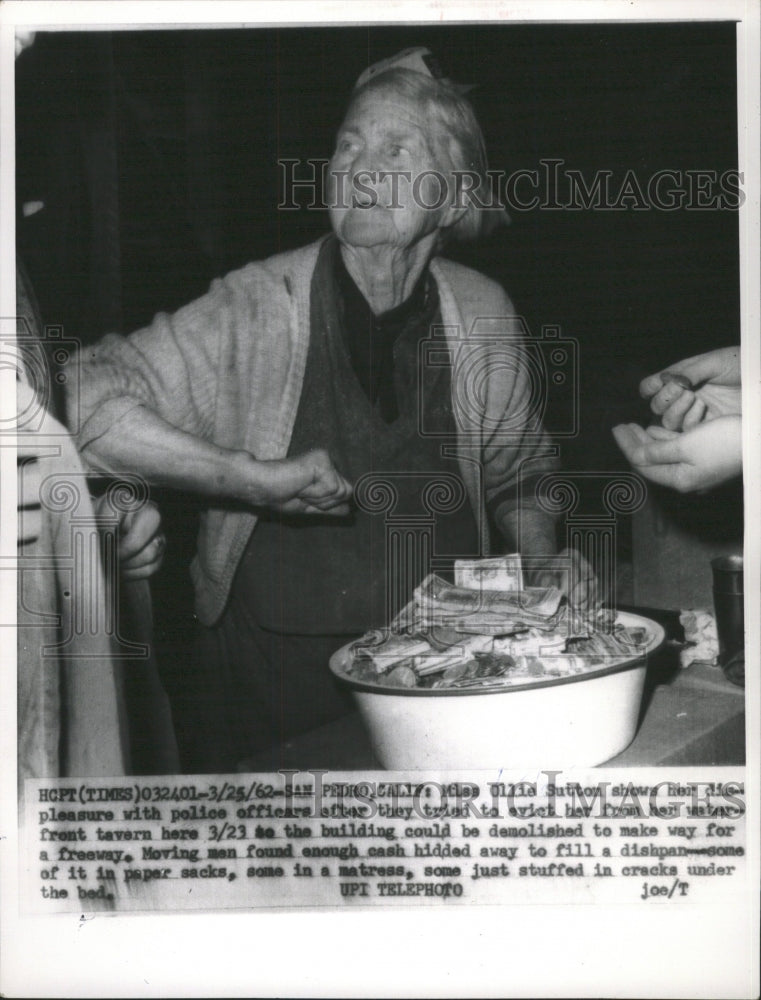 1962 Press Photo Police Officer Ollie Sutton Displeasur - RRW39867 - Historic Images