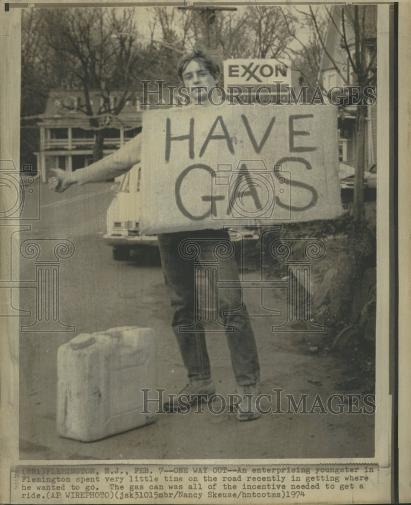 1974 Press Photo Hitch Hikers - RRW39881 - Historic Images