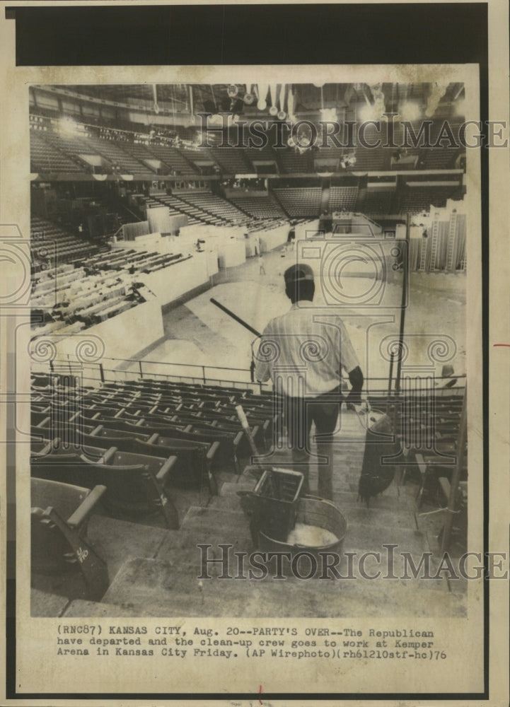 1976 Press Photo Kansas City Republican Clean Work - RRW39913 - Historic Images