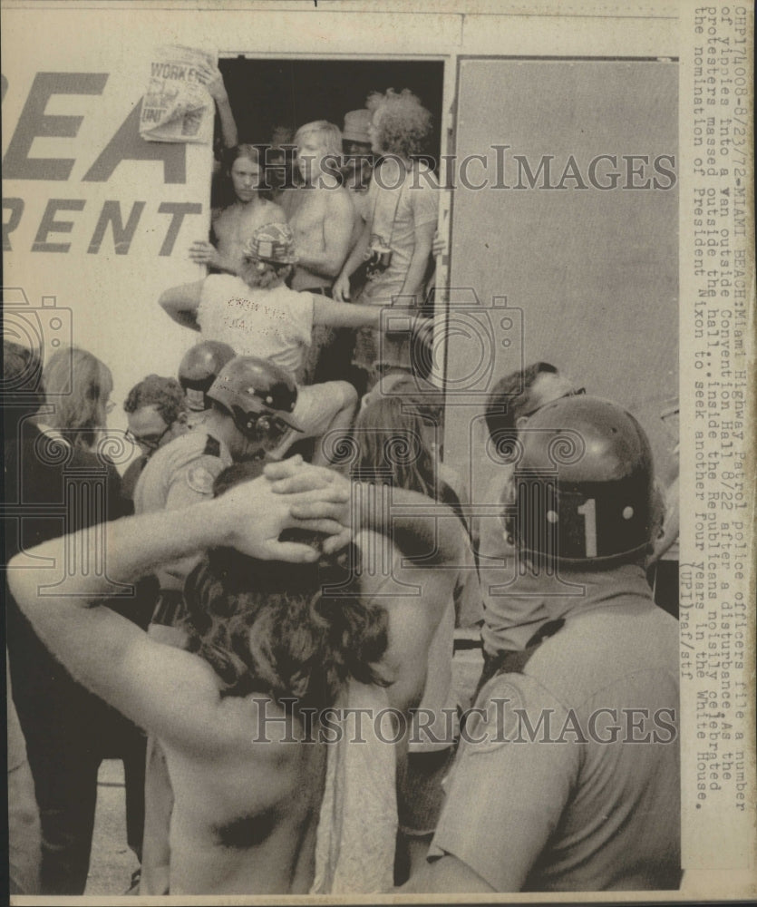 1972 Press Photo Convention Hall Protesters - RRW39933 - Historic Images