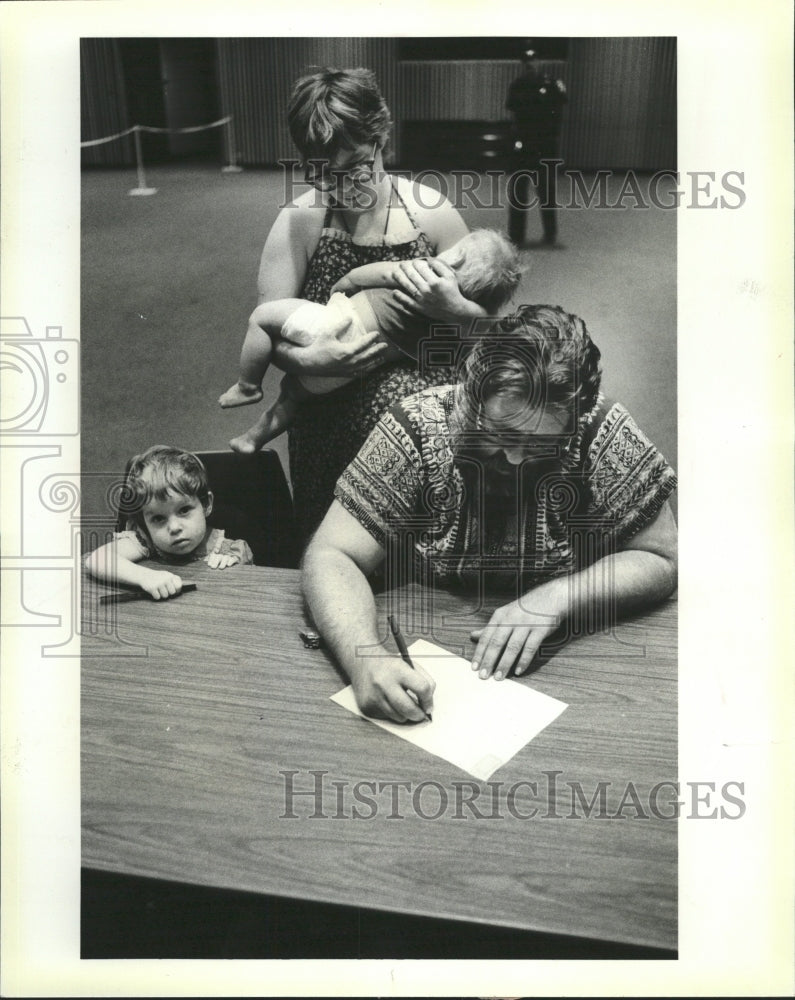 1983 Press Photo People Sect Rental Assisstance Dupage - RRW39999 - Historic Images