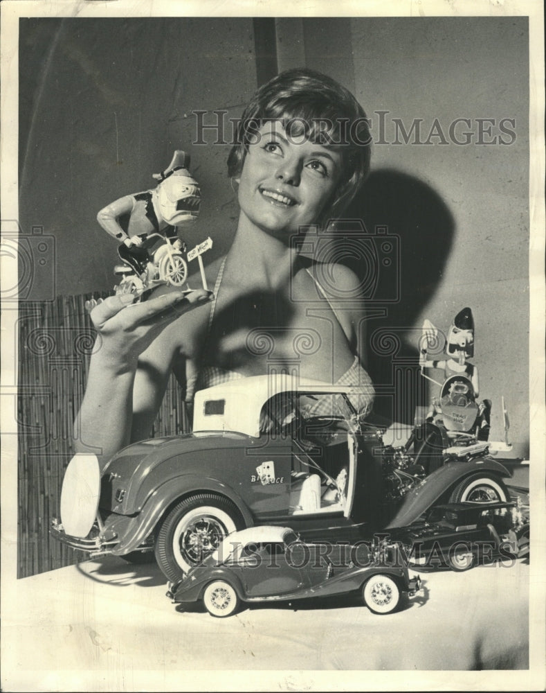 1964 Press Photo Miss Susan Hanson Model Hobey Show Toy - RRW40131 - Historic Images