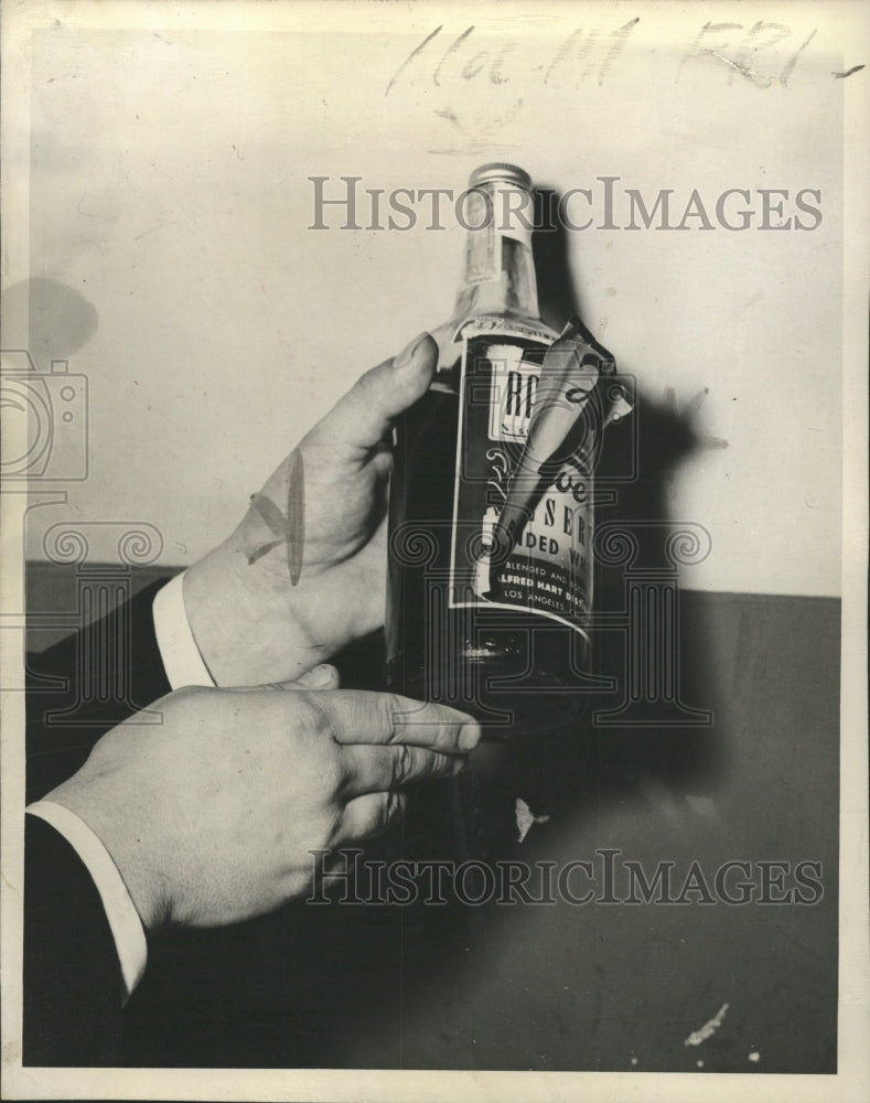 1944 Press Photo California label pasted liquor sold - RRW40149 - Historic Images