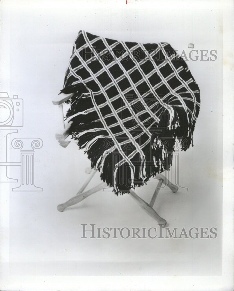 1977 Press Photo Afghan Color Scheme town knit joy - RRW40157 - Historic Images