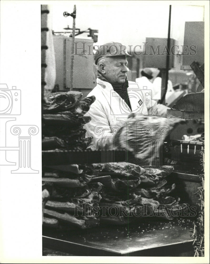 1983 Press Photo Agar meat processing plant Worker Hams - RRW40175 - Historic Images
