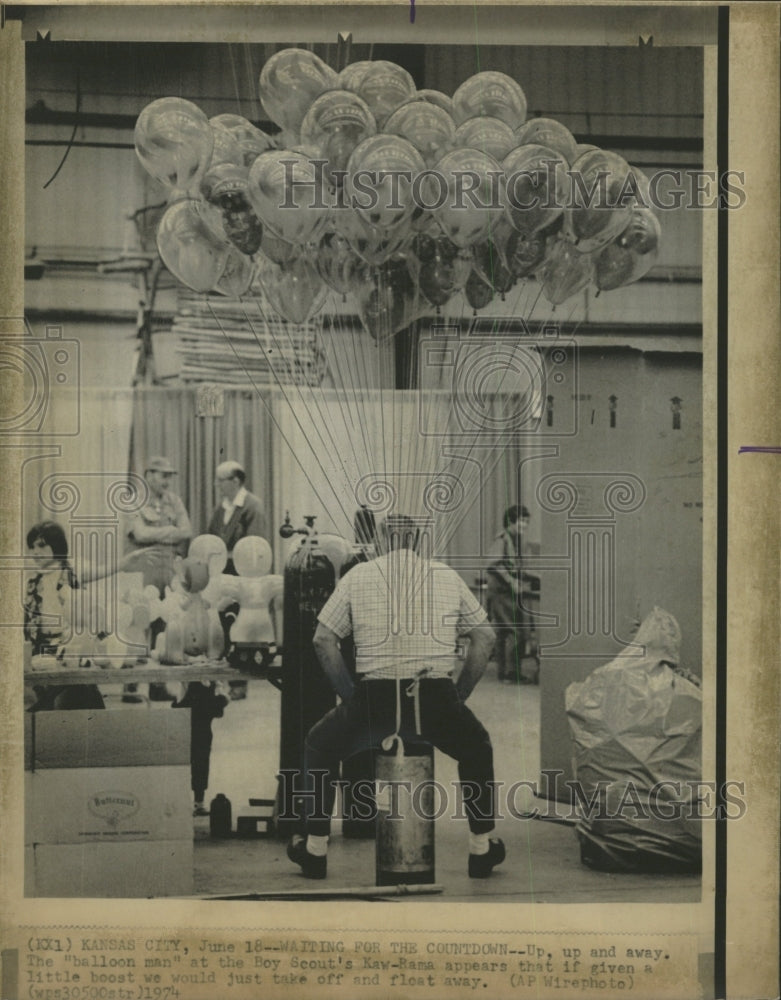 1974 Press Photo Boy Scout&#39;s &quot;Balloon Man&quot; - RRW40229 - Historic Images