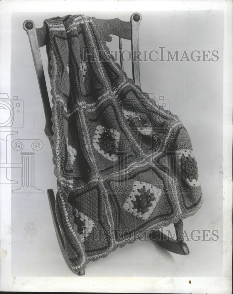 1973 Press Photo Afghan Trimmed, Shell Stitch Blanket - RRW40251 - Historic Images