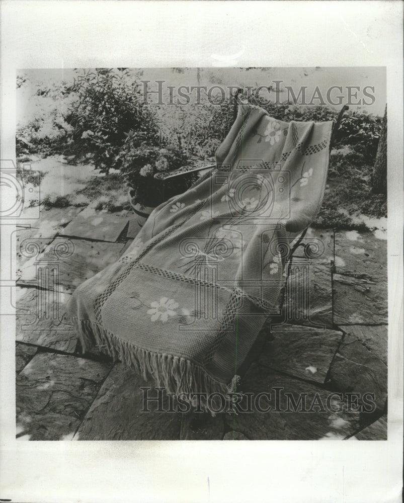 1977 Press Photo Flower garden beauty panel crochet - RRW40253 - Historic Images