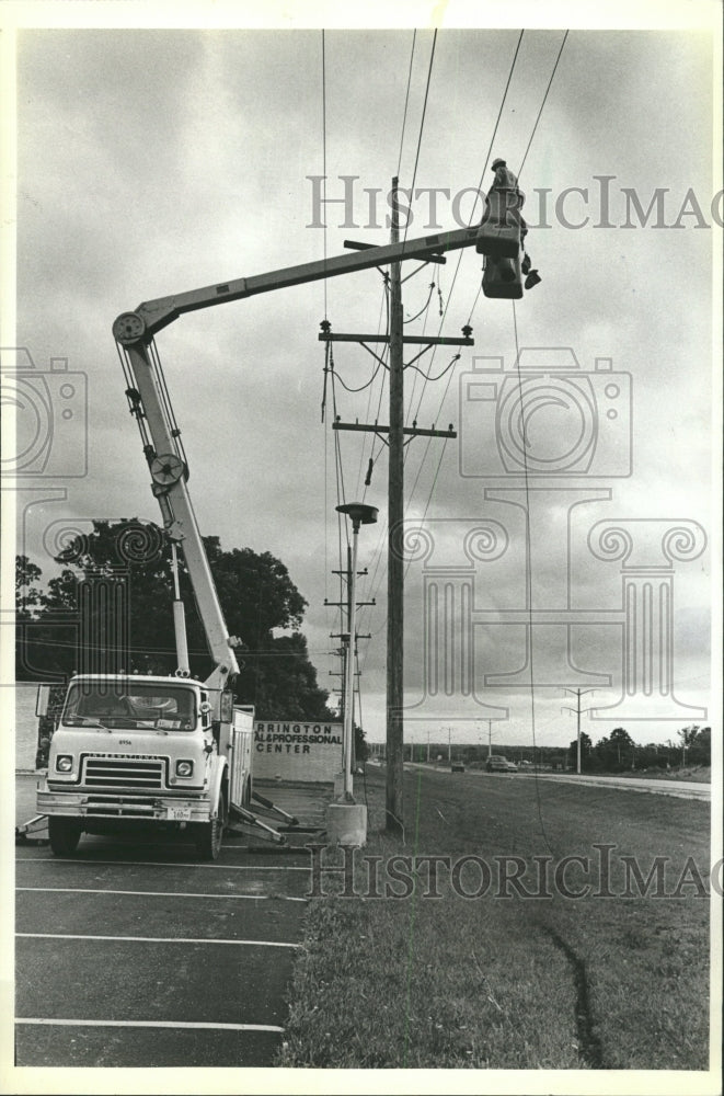 1981 Press Photo Struck balloon Edison workers power - RRW40281 - Historic Images