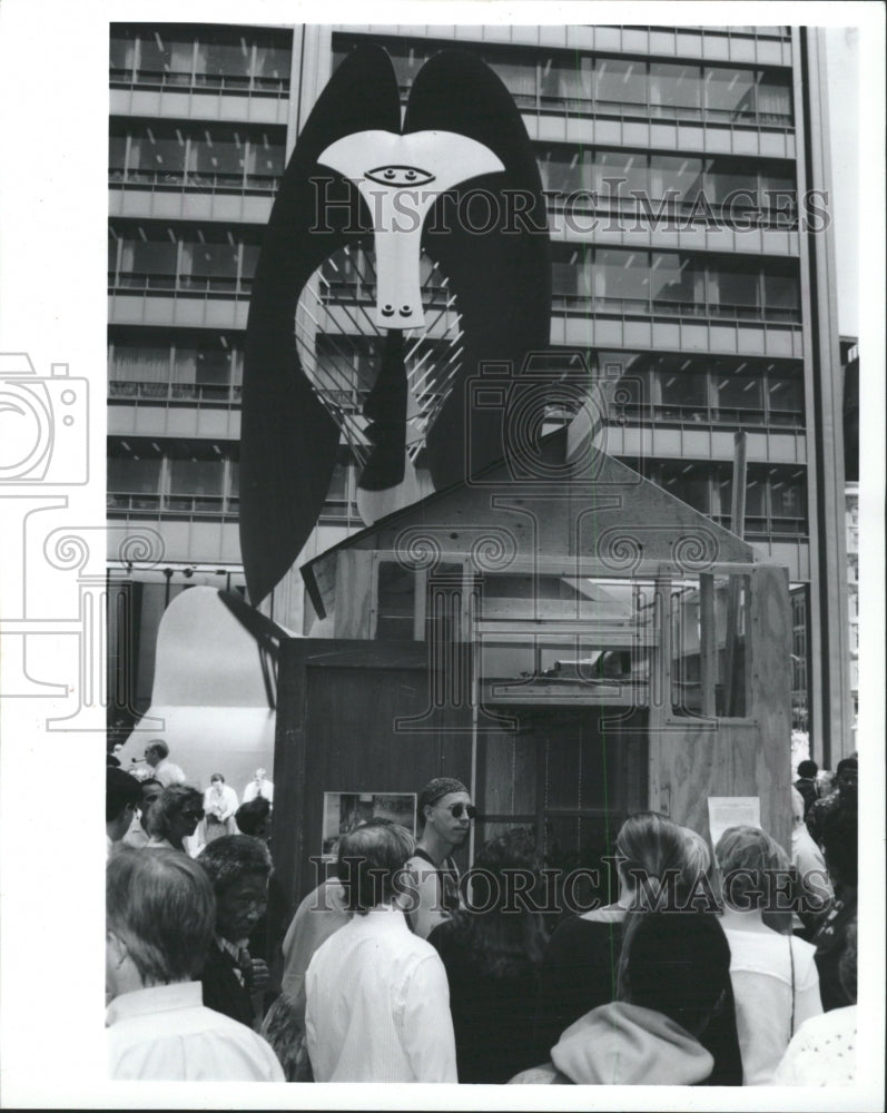 1992 Press Photo Daley Plaza Shelter Hut Mad Houser - RRW40381 - Historic Images