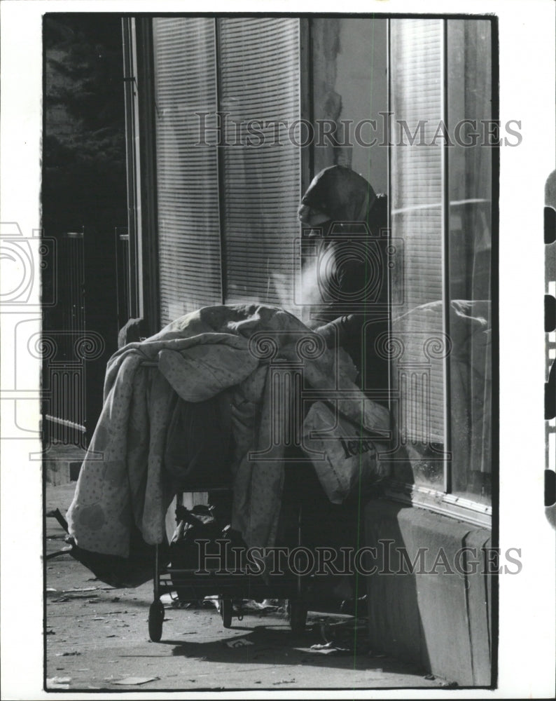 Press Photo Homeless Seeks Shelter From Wind - RRW40395 - Historic Images