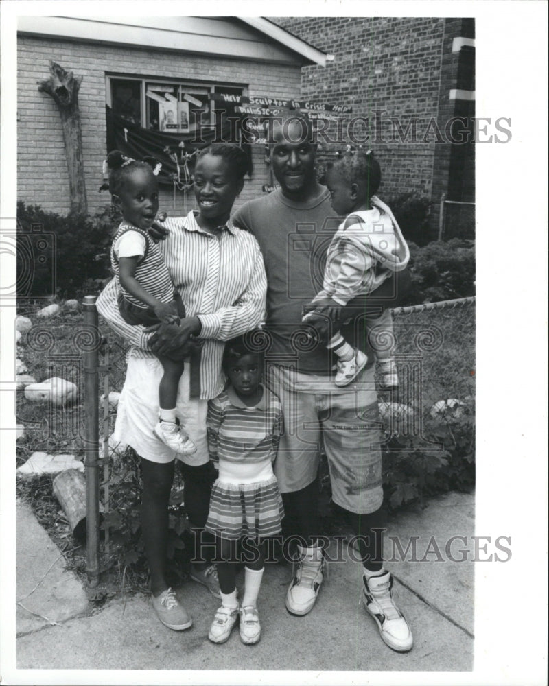 1992 Press Photo Home;less family getting a place. - RRW40397 - Historic Images