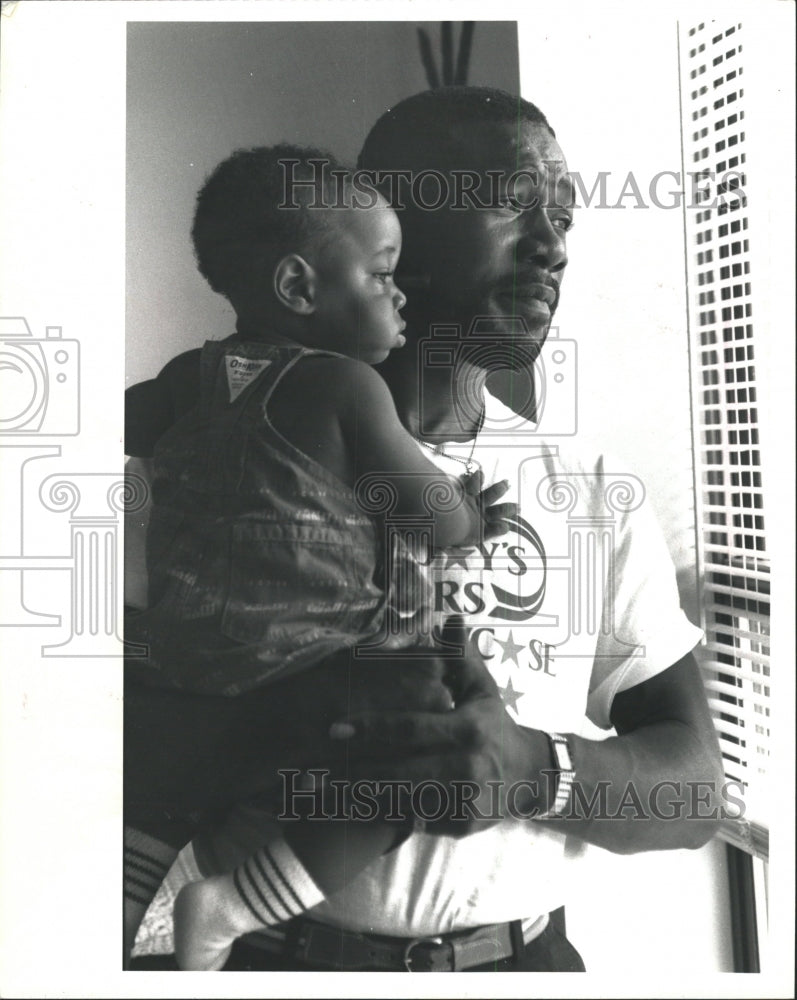 1992 Press Photo Elfeigo Goodum South Shore apartment - RRW40401 - Historic Images