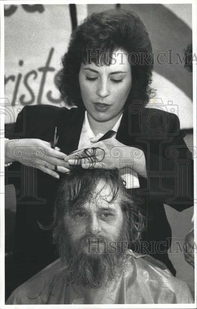 1991 Press Photo Lourdes Cabrera Trims Hair - RRW40405 - Historic Images