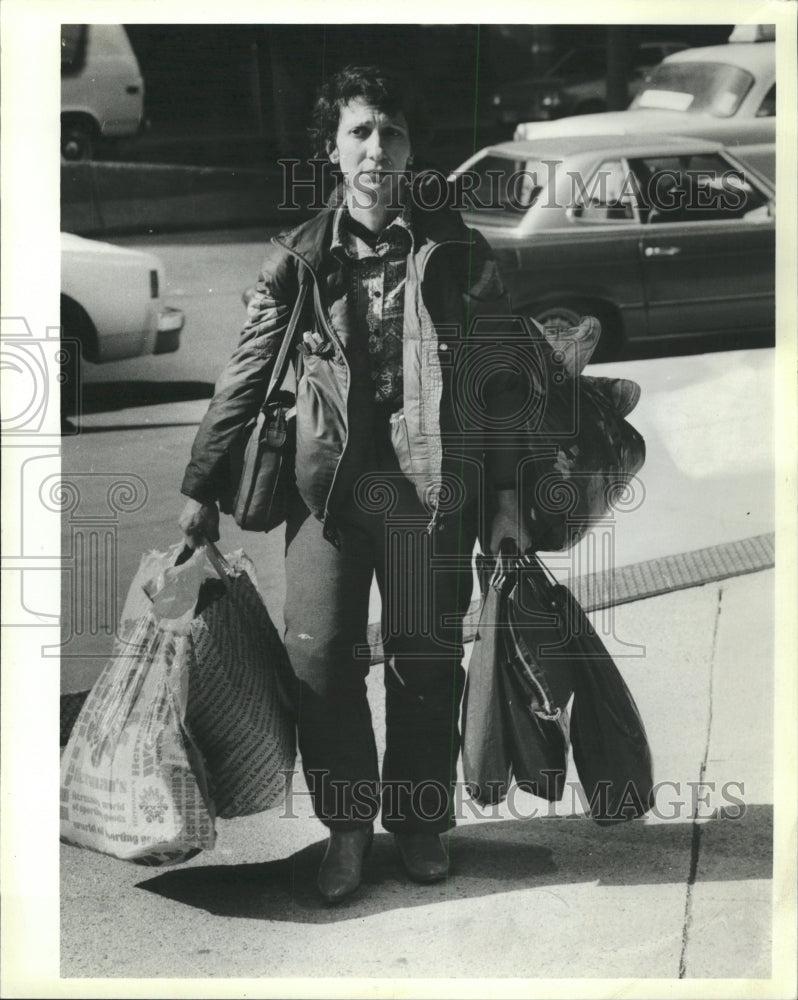 1985 Press Photo Bag Lady - RRW40445 - Historic Images