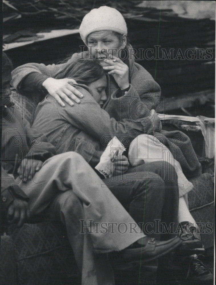 1988 Press Photo Battered green couch Beverly Seeks Arm - RRW40447 - Historic Images