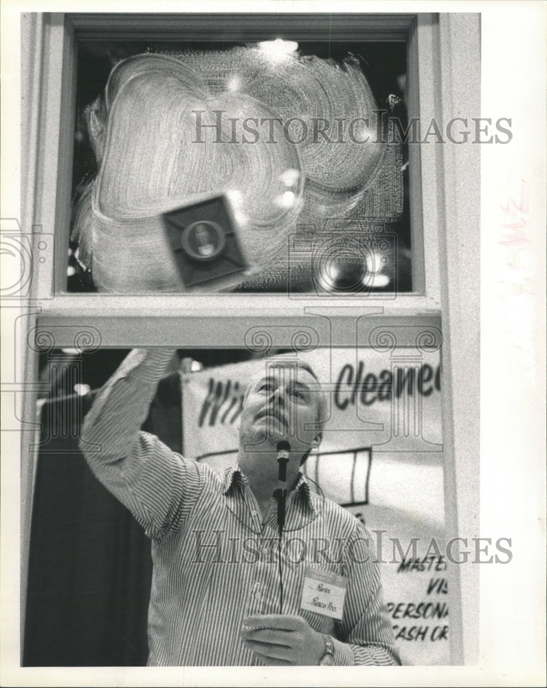 1991 Press Photo MagnaClean Cleans Windows Quickly - RRW40461 - Historic Images