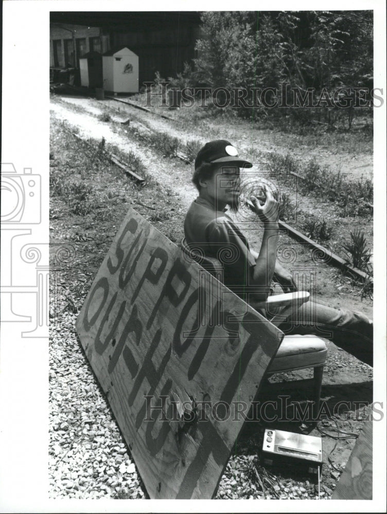 1992 Press Photo Lemule Robinson Tranquility City sign - RRW40467 - Historic Images