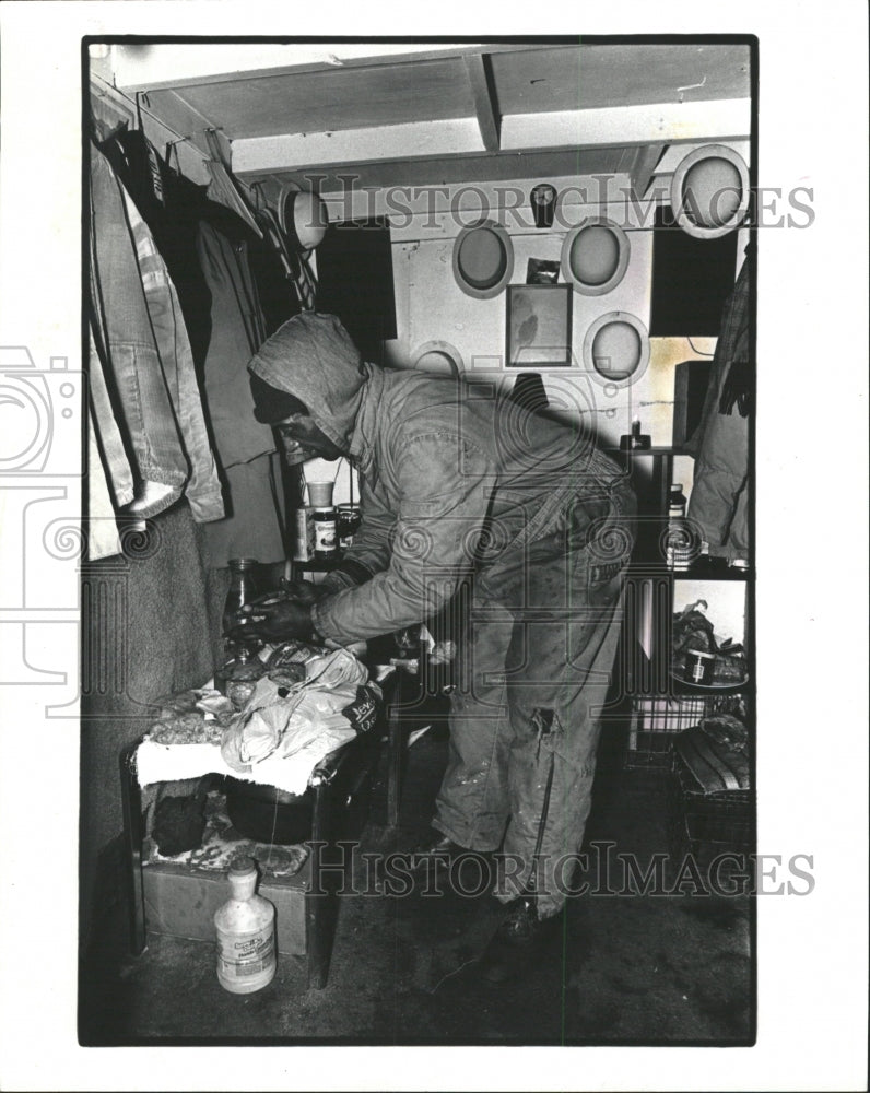 1992 Press Photo Peter Byrd Homeless Plywood Hut - RRW40471 - Historic Images