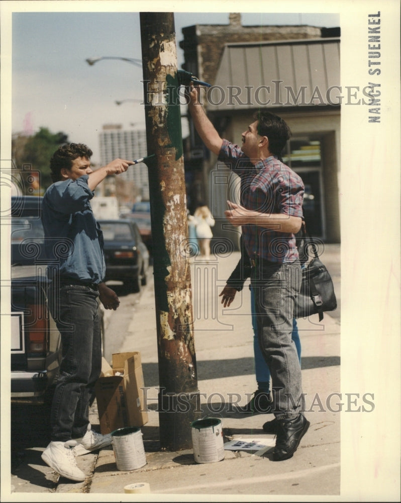 1993 Press Photo Chuck Hyde Ron Cayot help repaint pole - RRW40477 - Historic Images