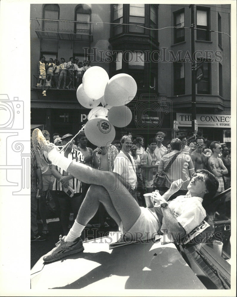 1987 Press Photo Fred Campbell rides Parade blowing - RRW40489 - Historic Images