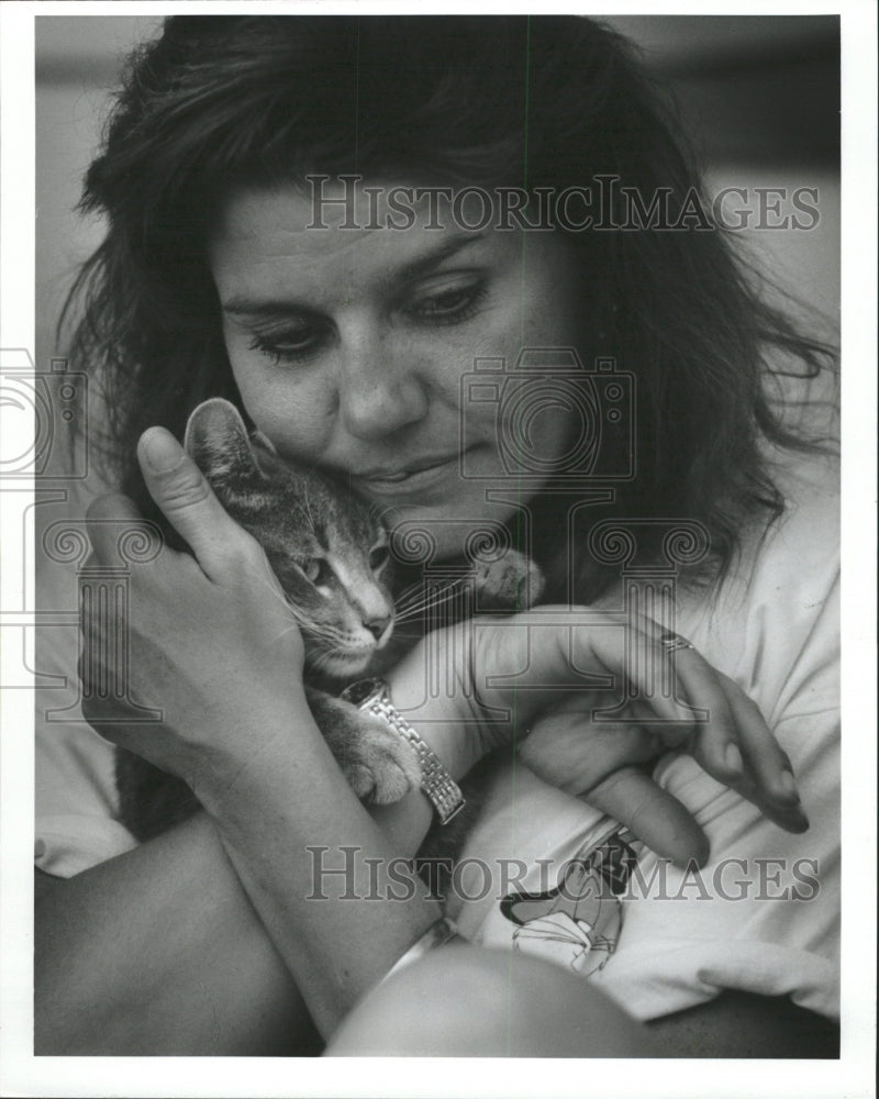 1999 Press Photo Lori Kies Boo kitty Tender Cuddles cat - RRW40511 - Historic Images