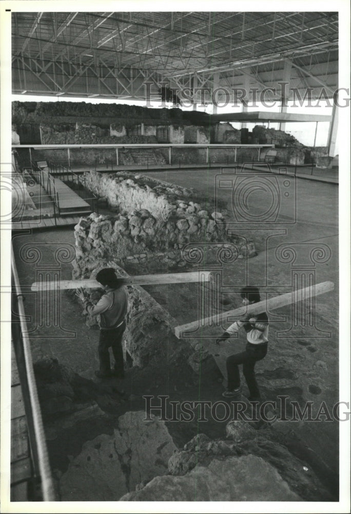 1987 Press Photo Columbian Archaeology Excavation - RRW40529 - Historic Images