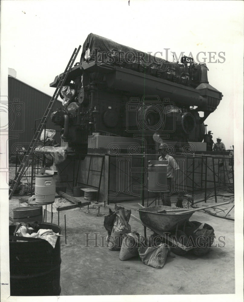 1978 Press Photo V 10 engine People Gas light Coke Co - RRW40549 - Historic Images