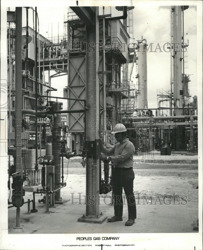 1987 Press Photo Gas factory Workman checks Synthetic - RRW40577 - Historic Images