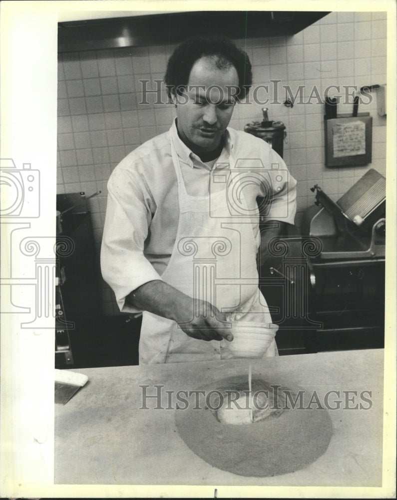 1984 Press Photo Chef Bill Lepman chocolate paste Flour - RRW40619 - Historic Images