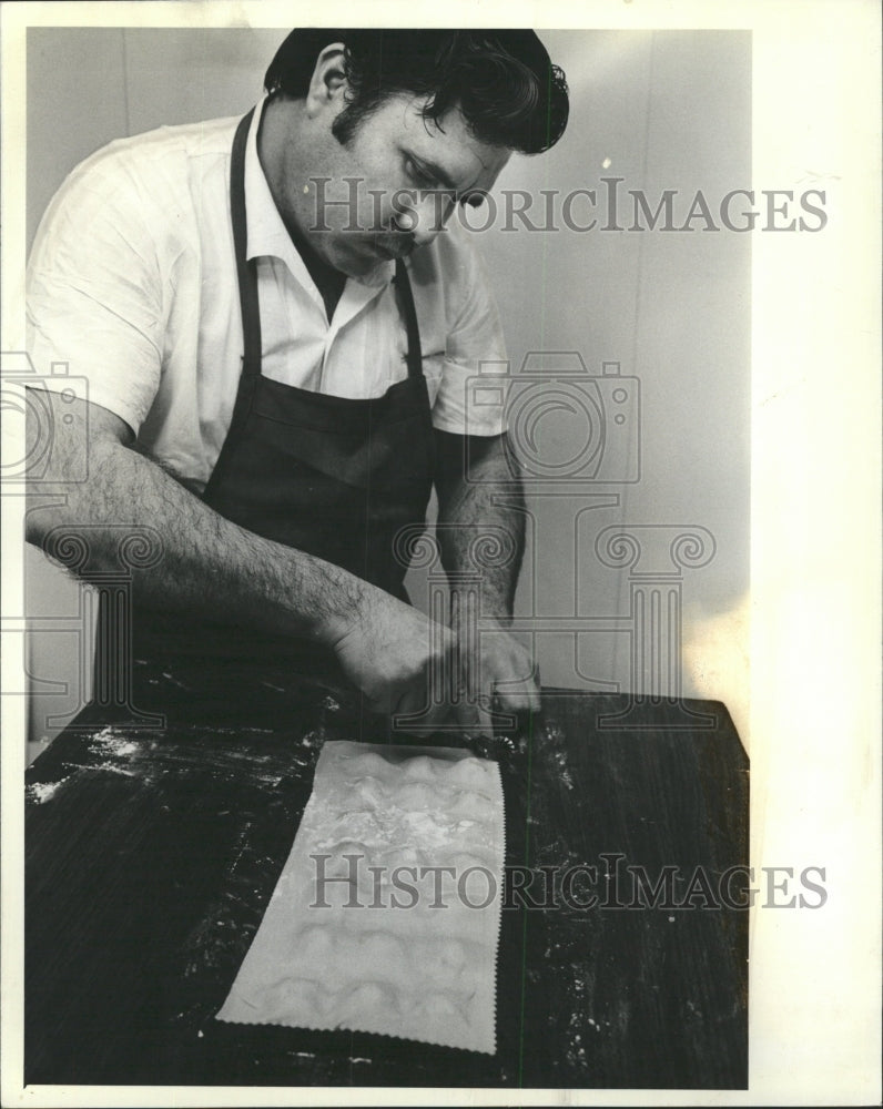 1983 Press Photo Step Ravioli making Lawrrence Oregano - RRW40629 - Historic Images