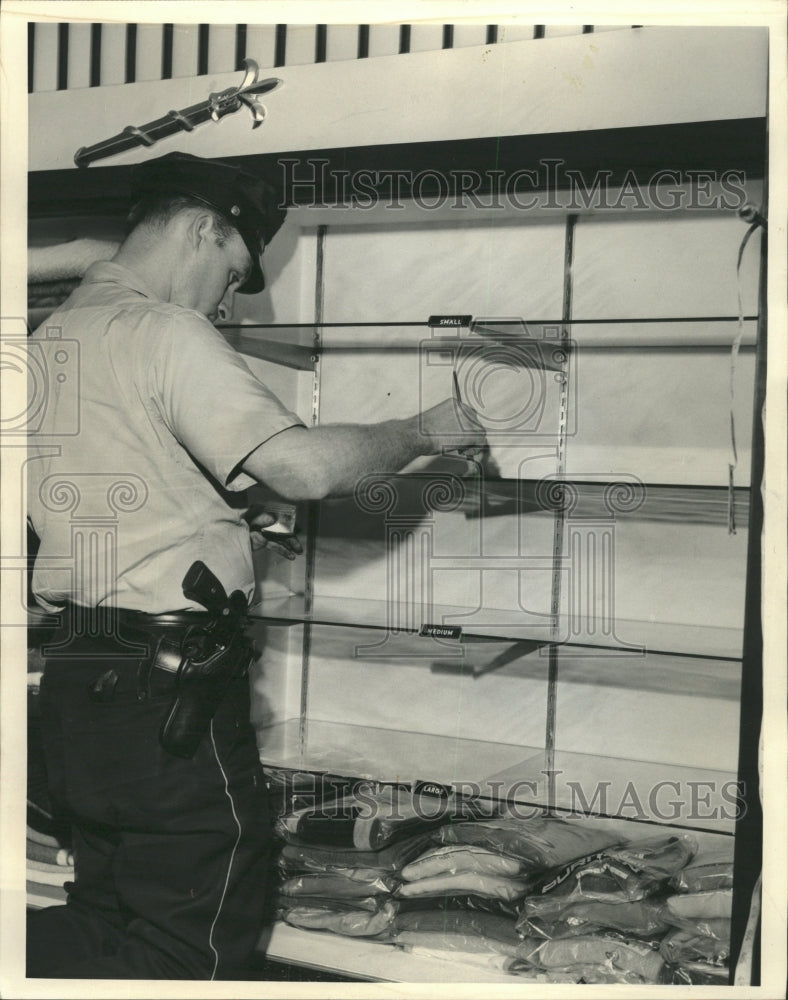 1964 Press Photo Officer Eugene Welse dust finger Print - RRW40653 - Historic Images