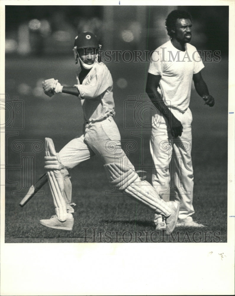 1986 Press Photo Tariq Khan Flacons cricket Evanston - RRW40655 - Historic Images