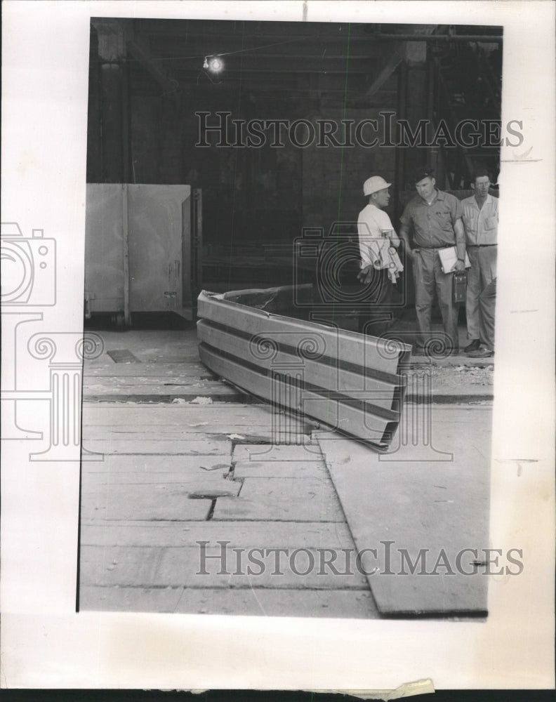 1962 Press Photo Metal falls from Building - RRW40689 - Historic Images