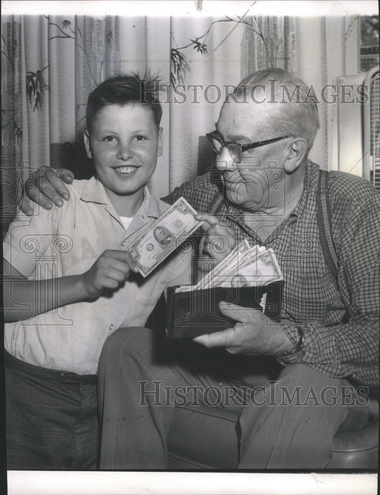 1963 Press Photo James Green Richard Mallo honesty - RRW40723 - Historic Images