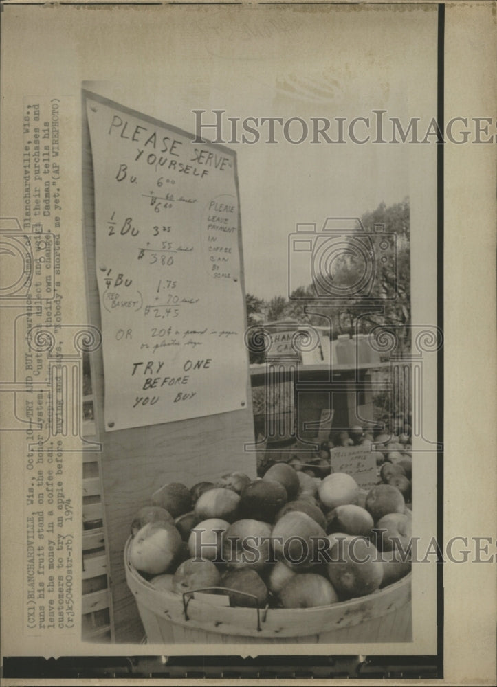 1974 Press Photo Blanchardville Lawrence Cadman Fruits - RRW40733 - Historic Images