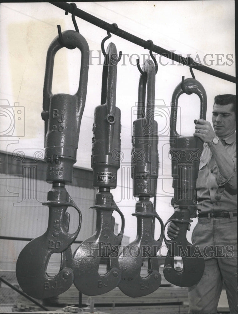 1966 Press Photo Auto parts hook oil drilling lifting - RRW40767 - Historic Images