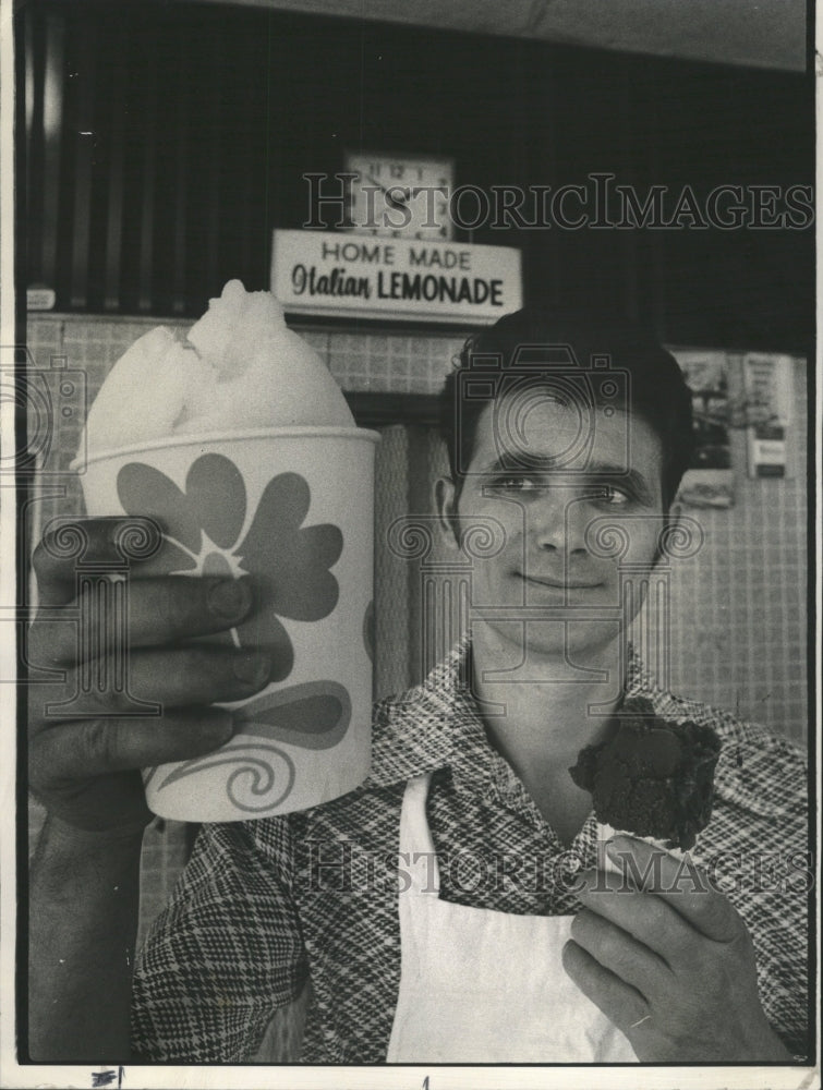 1975 Press Photo Angelo Panzarino Italian Lemonade - RRW40777 - Historic Images