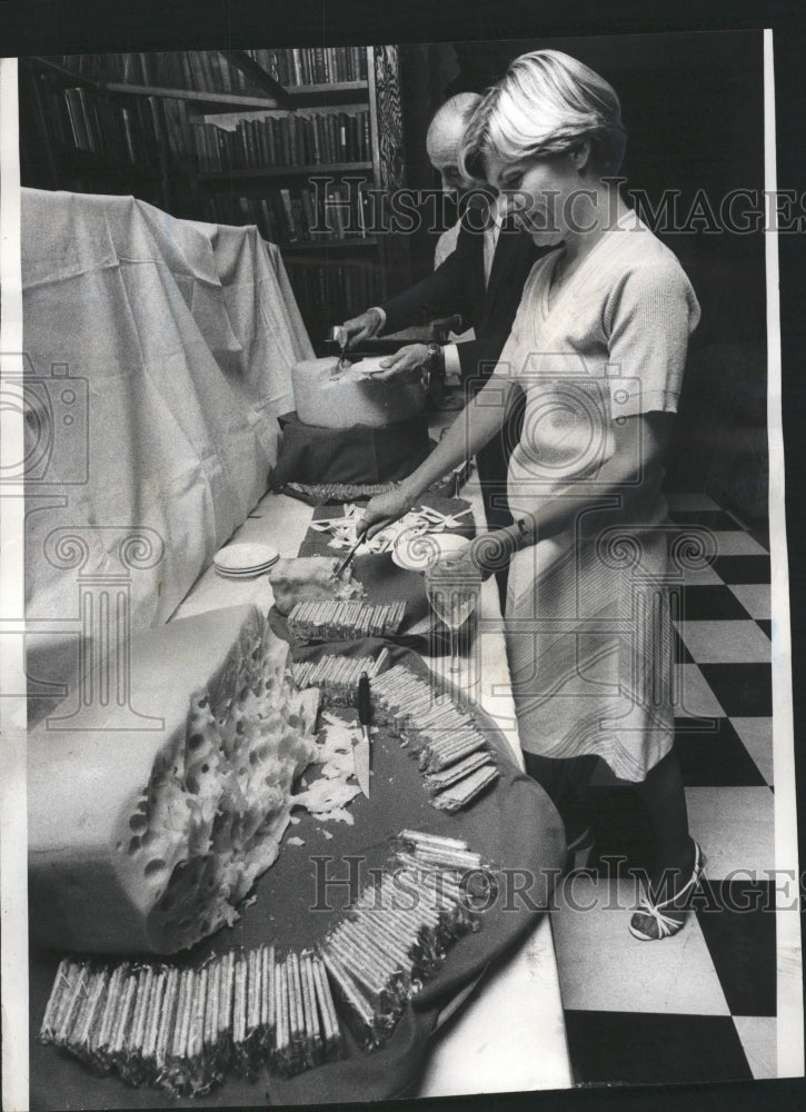 1977 Press Photo Restaurant feature mini feast Crowd - RRW40787 - Historic Images