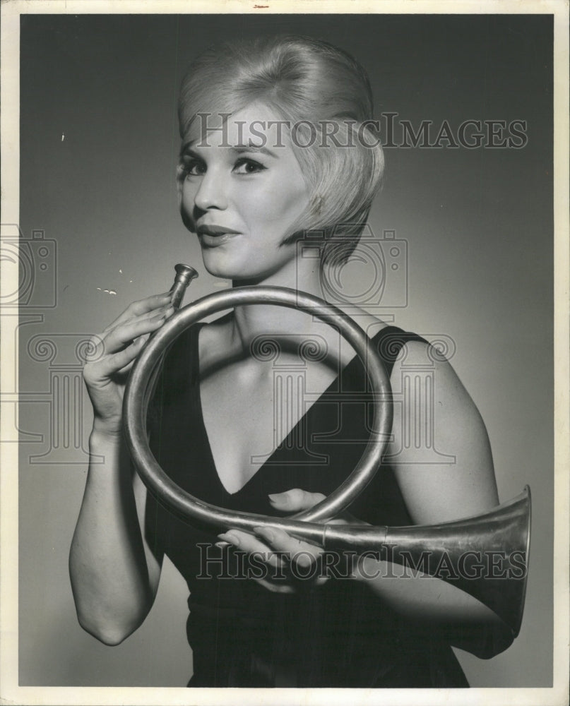 1964 Press Photo Horn Chicago Antique James Julie Queen - RRW40809 - Historic Images