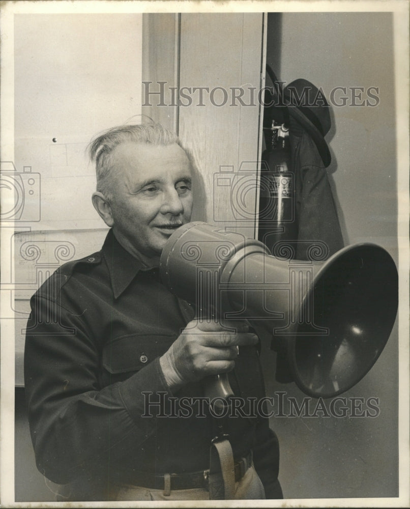 1964 Press Photo Floyd Gbson Lombard Bull horn Shelter - RRW40813 - Historic Images