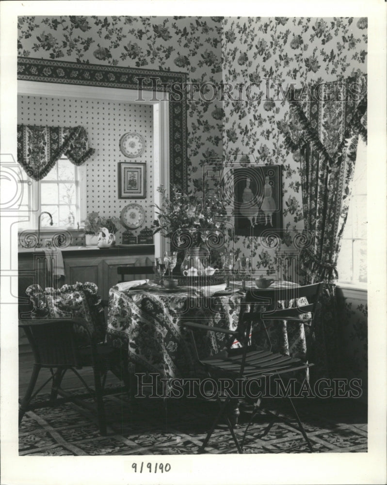 1990 Press Photo Wallpaper Pattern Floral - RRW40843 - Historic Images