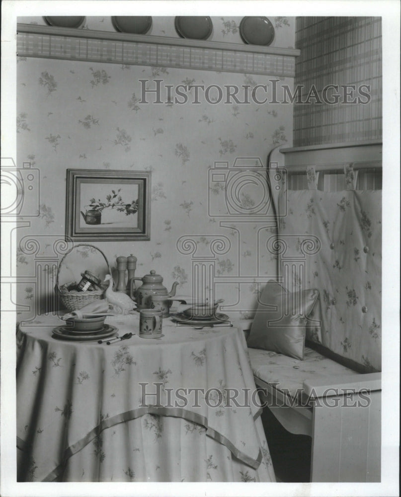 1987 Press Photo Colorful Wallpaper matching fabric set - RRW40845 - Historic Images