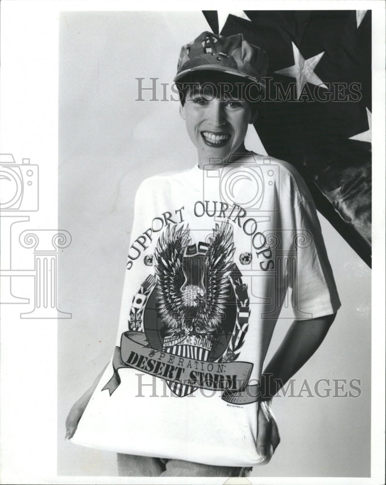 1991 Press Photo T-Shirt California Cosmetics Stand - RRW40873 - Historic Images